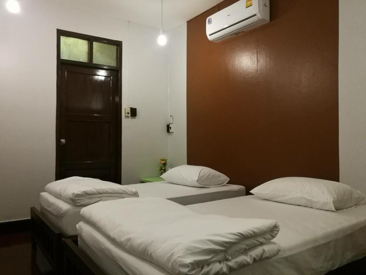 First 1 Boutique Hostel At Sukhumvit 1 Bangkok Exterior photo