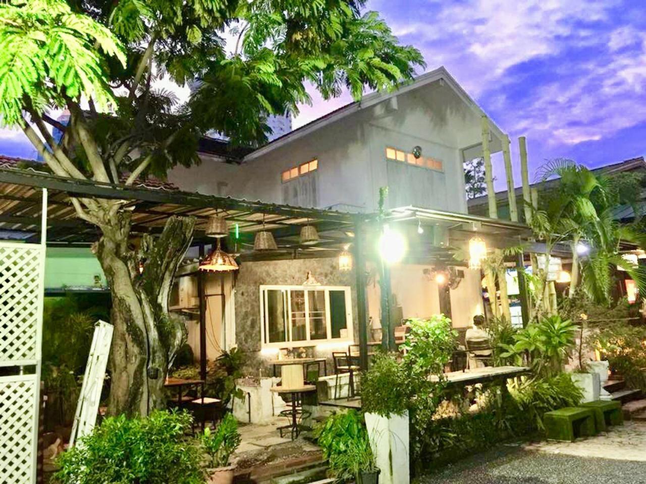 First 1 Boutique Hostel At Sukhumvit 1 Bangkok Exterior photo